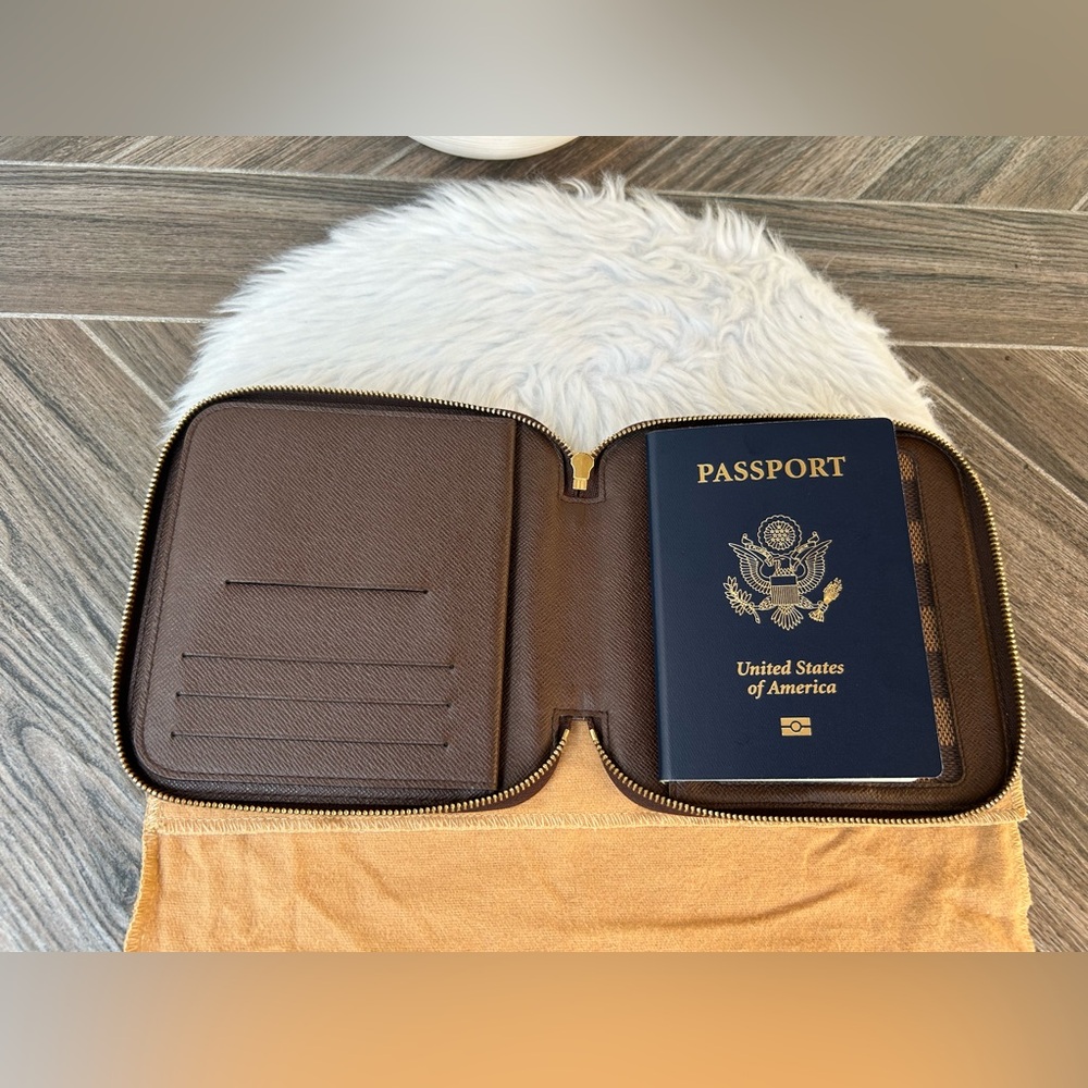 Louis Vuitton Olav Wallet Organizer in DE - Picture 2 of 16